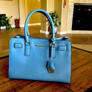 Blue Micheal Kors purse. Lots of interior pockets!